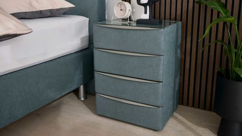 Nachtkommode Interliving aus Holz in Blau Interliving Boxspringbett Serie 1402 – Nachtkommode stahlfarbene Mikrofaser Nele  – vier Schubladen
