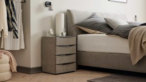 Nachtkommode Interliving aus Holz in Grau Interliving Boxspringbett Serie 1401 – Nachtkommode silberfarbener Stoffbezug Rob 533006 – vier Schubladen