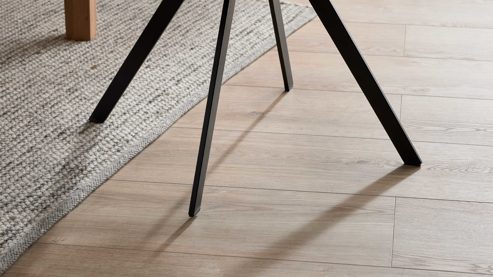 Polsterstuhl Interliving aus Stoff in Weiß Interliving Esszimmer Serie 5102 – Armlehnstuhl V322 leinenfarbener Jacquard Lodge L07 & schwarzes Eisen