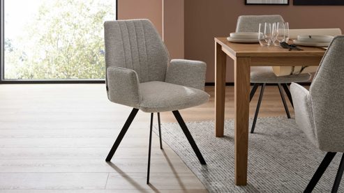 Polsterstuhl Interliving aus Stoff in Weiß Interliving Esszimmer Serie 5102 – Armlehnstuhl leinenfarbener Jacquard Lodge L07 & schwarzes Eisen