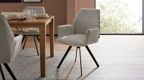 Polsterstuhl Interliving aus Stoff in Weiß Interliving Esszimmer Serie 5102 – Armlehnstuhl U322 mit Drehfunktion leinenfarbener Jacquard Lodge L07 & schwarzes Eisen