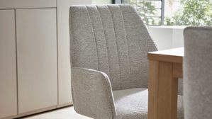 Polsterstuhl Interliving aus Stoff in Weiß Interliving Esszimmer Serie 5102 – Armlehnstuhl U512 mit Drehfunktion Eiche bianco & leinenfarbener Jacquard Lodge L07