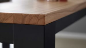 Auszugtisch Interliving aus Holz in Schwarz Interliving Esszimmer Serie 5102 – Auszugtisch V933 Kernbuche & Mattschwarz - ca. 140 - 240 x 90 cm