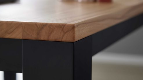 Auszugtisch Interliving aus Holz in Schwarz Interliving Esszimmer Serie 5102 – Auszugtisch V933 Kernbuche & Mattschwarz - ca. 140 - 240 x 90 cm