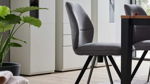 Polsterstuhl Interliving aus Stoff in Grau Interliving Esszimmer Serie 5102 – Polsterstuhl U321 mit Drehfunktion kieselfarbener Webstoff Tirol & schwarzes Eisen