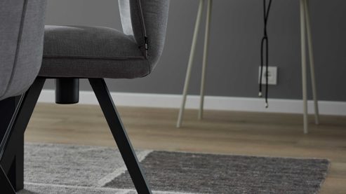 Polsterstuhl Interliving aus Stoff in Grau Interliving Esszimmer Serie 5102 – Polsterstuhl U321 mit Drehfunktion kieselfarbener Webstoff Tirol & schwarzes Eisen