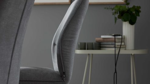 Polsterstuhl Interliving aus Stoff in Grau Interliving Esszimmer Serie 5102 – Polsterstuhl kieselfarbener Webstoff Tirol 489 & schwarzes Eisen