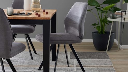 Polsterstuhl Interliving aus Stoff in Grau Interliving Esszimmer Serie 5102 – Polsterstuhl kieselfarbener Webstoff Tirol 489 & schwarzes Eisen