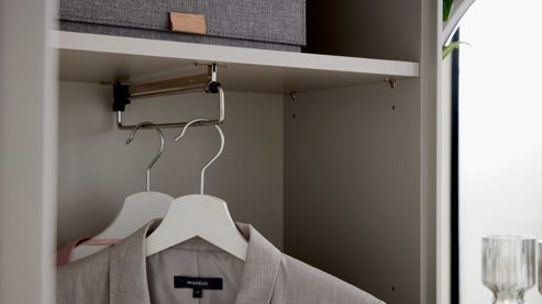 Garderobenschrank Interliving aus Holz in Weiß Interliving Garderoben Serie 6013 - Garderobenschrank Sahara Creme & Granitfurnier - eine Tür, Höhe ca. 180 cm