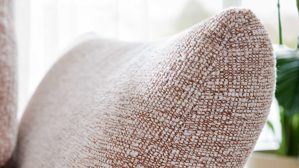 Schlafsofa Interliving aus Stoff in Rosa Interliving Schlafsofa Serie 4700 - Schlafsofa sienafarbener Webstoff Loft & schwarze Aluminiumfüße - Breite ca. 228 cm