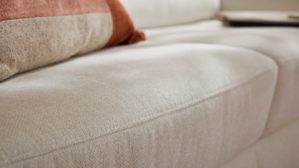 Schlafsofa Interliving aus Stoff in Weiß Interliving Schlafsofa Serie 4700 - Schlafsofa naturweißes Flachgewebe Cyber & schwarze Aluminiumfüße - Breite ca. 228 cm