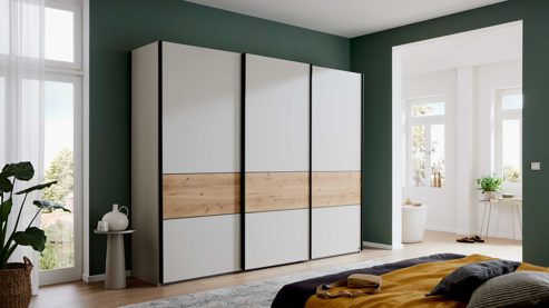 Kleiderschrank Interliving aus Holz in Holzfarben Interliving Kleiderschrank Serie 1205 – Schwebetürenschrank Champagner & Bianco Eiche – drei Türen, Breite ca. 300 cm