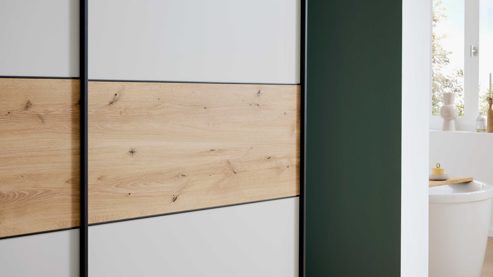 Kleiderschrank Interliving aus Holz in Holzfarben Interliving Kleiderschrank Serie 1205 – Schwebetürenschrank P68 Champagner & Bianco Eiche – drei Türen, Breite ca. 300 cm