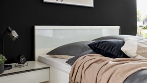 Bettgestell Interliving aus Holz in Weiß Interliving Schlafzimmer Serie 1033 – Bettgestell weißes Glas & Holz - Liegefläche ca. 180 x 200 cm