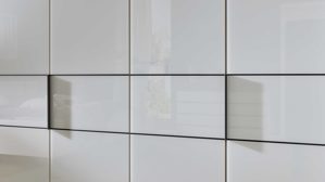 Komplettzimmer Interliving aus Holz in Weiß Interliving Schlafzimmer Serie 1033 – komplettes Schlafzimmer weißes Glas & Holz - vierteilig