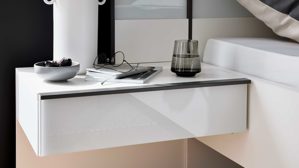 Nachtkommoden-Set Interliving aus Holz in Weiß Interliving Schlafzimmer Serie 1033 – Hängekonsolen-Set weißes Glas & Holz – zweiteilig