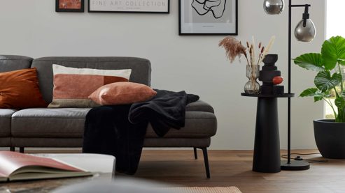 Zweisitzer Interliving aus Stoff in Dunkelgrau Interliving Sofa Serie 4460 - Zweisitzer grauer Bezug Clint & schwarze Metallfüße - Länge ca. 266 cm