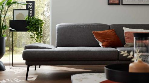 Zweisitzer Interliving aus Stoff in Dunkelgrau Interliving Sofa Serie 4460 - Zweisitzer SR70 grauer Bezug Clint & schwarze Metallfüße - Länge ca. 232 cm
