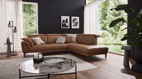 Ecksofa Interliving aus Leder in Braun Interliving Sofa Serie 4461 - Ecksofa haselnussfarbenes Leder Evita & schwarze Aluminiumfüße - Stellfläche ca. 292 x 244 cm