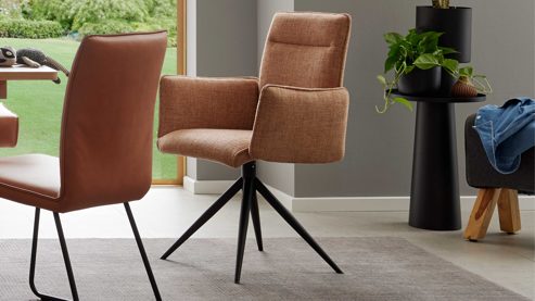Vierfußstuhl Interliving aus Stoff in Hellbraun Interliving Esszimmer Serie 5505 - Armlehnstuhl mit Drehfunktion hellbraunes Flachgewebe 985-72 & schwarzes Metall