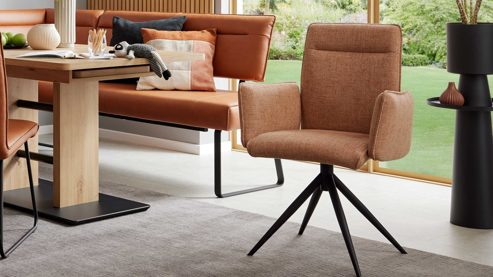 Vierfußstuhl Interliving aus Stoff in Hellbraun Interliving Esszimmer Serie 5505 - Armlehnstuhl mit Drehfunktion hellbraunes Flachgewebe 985-72 & schwarzes Metall