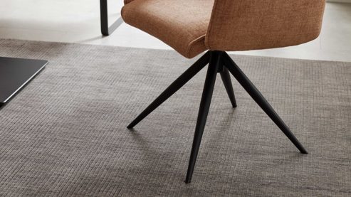 Vierfußstuhl Interliving aus Stoff in Hellbraun Interliving Esszimmer Serie 5505 - Armlehnstuhl mit Drehfunktion hellbraunes Flachgewebe 985-72 & schwarzes Metall