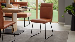 Polsterstuhl Interliving aus Stoff in Hellbraun Interliving Esszimmer Serie 5505 - Esszimmerstuhl caramelfarbene Mikrofaser 925-72 & schwarzes Metall