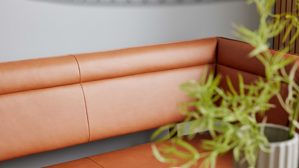 Eckbank Interliving aus Stoff in Hellbraun Interliving Esszimmer Serie 5505 - Eckbankkombination caramelfarbene Mikrofaser 925-72 & schwarzes Metall - Stellfläche ca. 169 x 215 cm