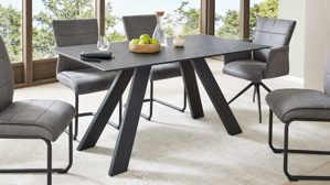 Tischgruppe Interliving aus Glas in Schwarz Interliving Esszimmer Serie 5122 – Essgruppen mit Schwingstühlen schwarzes Glas & Metall - ca. 160 x 90 cm