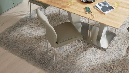 Vierfußstuhl Interliving aus Kunstfaser in Hellbraun Interliving Esszimmer Serie 5122 – Polsterstuhl fangofarbenes Kunstleder LEA-TEX & gebürsteter Edelstahl