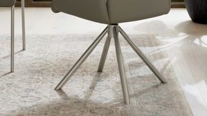 Vierfußstuhl Interliving aus Kunstfaser in Hellbraun Interliving Esszimmer Serie 5122 – Armlehnstuhl mit Funktionen fangofarbenes Kunstleder LEA-TEX & gebürsteter Edelstahl