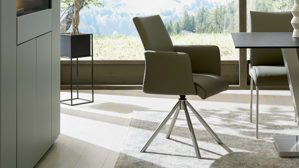 Vierfußstuhl Interliving aus Kunstfaser in Hellbraun Interliving Esszimmer Serie 5122 – Armlehnstuhl mit Funktionen fangofarbenes Kunstleder LEA-TEX & gebürsteter Edelstahl