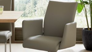 Vierfußstuhl Interliving aus Kunstfaser in Hellbraun Interliving Esszimmer Serie 5122 – Armlehnstuhl mit Funktionen fangofarbenes Kunstleder LEA-TEX & gebürsteter Edelstahl