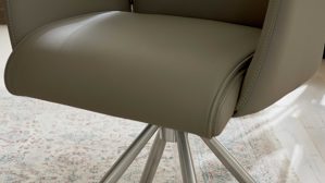 Vierfußstuhl Interliving aus Kunstfaser in Hellbraun Interliving Esszimmer Serie 5122 – Armlehnstuhl mit Funktionen fangofarbenes Kunstleder LEA-TEX & gebürsteter Edelstahl