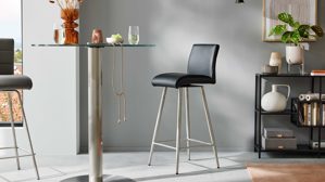 Tischgruppe Interliving aus Glas in Mehrfarbig Interliving Esszimmer Serie 5122 – Bargruppe mit vier Stühlen graues Glas, Stoffbezüge & Edelstahl - fünfteilig