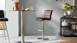 Barstuhl Interliving aus Kunstfaser in Braun Interliving Esszimmer Serie 5122 – Tresenstuhl ST64 mit Liftfunktion rostbraune Mikrofaser & gebürsteter Edelstahl