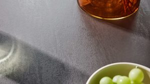 Bartisch Interliving aus Glas in Dunkelgrau Interliving Esszimmer Serie 5122 – Bartisch graues Glas & Edelstahl - Durchmesser ca. 90 cm