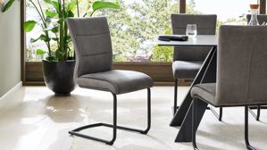 Tischgruppe Interliving aus Glas in Schwarz Interliving Esszimmer Serie 5122 – Essgruppen mit Schwingstühlen schwarzes Glas & Metall - ca. 160 x 90 cm