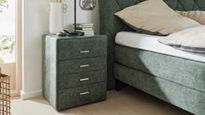 Nachtkommode Interliving aus Stoff in Grün Interliving Boxspringbett Serie 1420 - Nachtkonsole 47 moosgrüne Chenille Toni - vier Schubladen, Breite ca. 50 cm