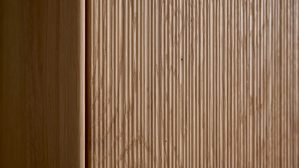 Hängeschrank Interliving aus Holz in Holzfarben Interliving Wohnzimmer Serie 2033 - Hängeschrank dunkelgraues Glas & Asteiche - zwei Türen, Breite ca. 92 cm