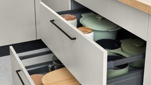 Einbauküche Interliving aus Holz in Grau Interliving Küche Serie 3086 mit SIEMENS-Einbaugeräten Platingrau & Eiche Ventura – Stellfläche ca. 350 x 278 cm