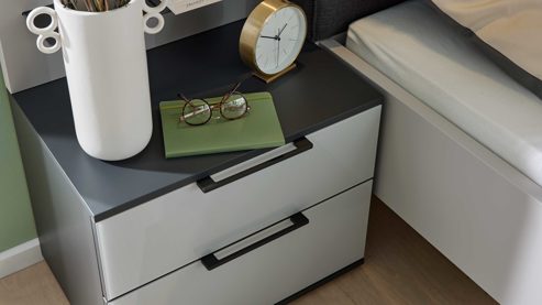 Nachtkommode Interliving aus Holz in Hellgrau Interliving Schlafzimmer Serie 1210 – Nachtkommode Seidengrau & Basalt - zwei Schubladen, Breite ca. 46 cm