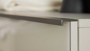 Schubladenkommode Interliving aus Holz in Weiß Interliving Schlafzimmer Serie 1032 – Schubladenkommode Weiß & Kieselgrau - vier Schubladen, Breite ca. 149 cm