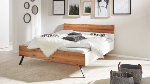 Bettgestell Interliving aus Holz in Weiß Interliving Schlafzimmer Serie 1025 – Bettgestell Liegefläche ca. 180 x 200 cm - Weiß & Balkeneiche gehackt