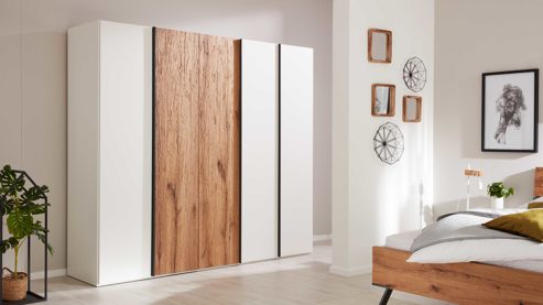 Komplettzimmer Interliving aus Holz in Weiß Interliving Schlafzimmer Serie 1025 – Komplettzimmer Weiß & Balkeneiche gehackt - vierteilig, fünf Türen