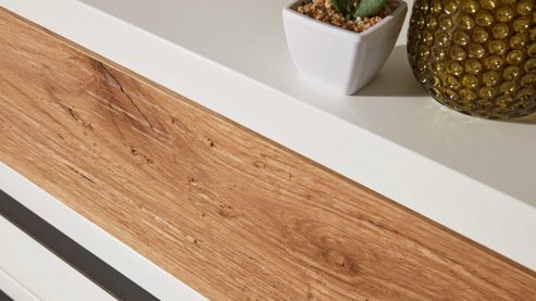 Schubladenkommode Interliving aus Holz in Weiß Interliving Schlafzimmer Serie 1025 – Schubladenkommode 531091 Weiß & Balkeneiche gehackt - vier Schubladen