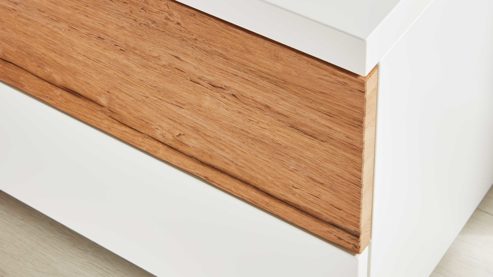 Komplettzimmer Interliving aus Holz in Weiß Interliving Schlafzimmer Serie 1025 – Komplettzimmer Weiß & Balkeneiche gehackt - vierteilig, fünf Türen