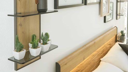 Wandregal Interliving aus Holz in Holzfarben Interliving Schlafzimmer Serie 1027 – Regal 655 Eiche bianco & Rauchglas - ca. 35 x 90 cm