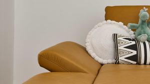 Ecksofa modulmaster aus Leder in Gelb Modulmaster MM-PN1183 - Ecksofa mit Armlehnunktion kurkumafarbenes Leder Vivre & schwarze Metallfüße W010-M01 - Stellfläche ca. 199 x 317 cm