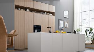 Einbauküche Interliving aus Holz in Beige Interliving Küche Serie 3085 mit SIEMENS Einbaugeräten Sahara & Natureiche – zweizeilig
